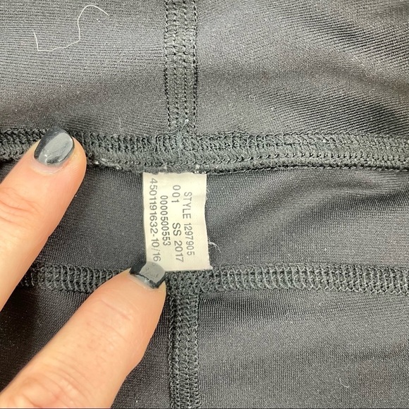 HeatGear Under Armour Capris in Black - Picture 10 of 10